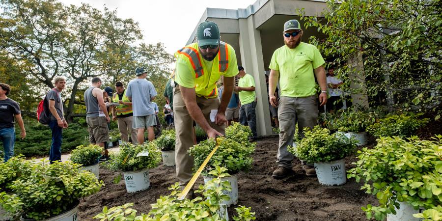 IPF Staff and horticulture students planting at Conrad Hall